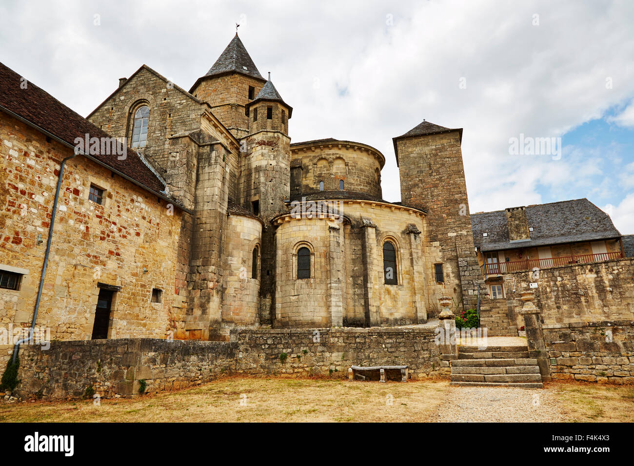 Vista della chiesa in Saint-Robert, Correze, Limousin, Francia. Foto Stock