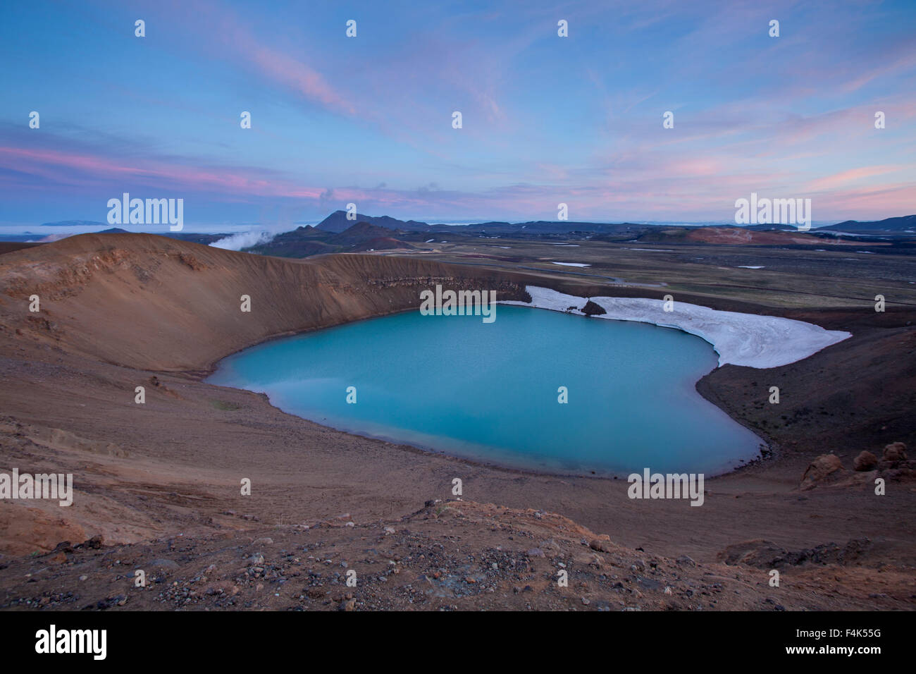 Viti cratere al crepuscolo, Krafla area vulcanica, Myvatn, Nordhurland Eystra, Islanda. Foto Stock