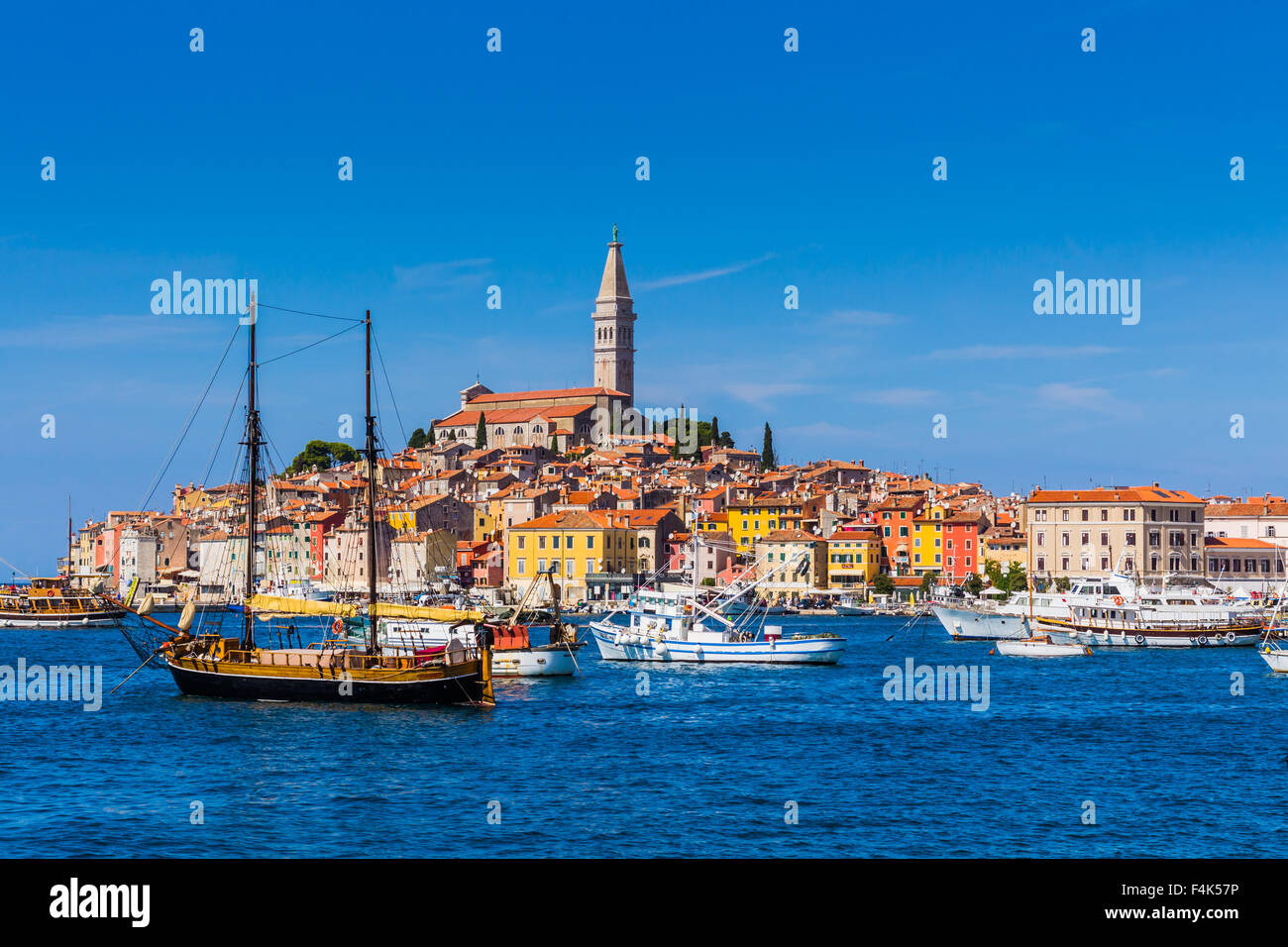 Vista panoramica sulla città vecchia di Rovigno dal porto. Istria, Croazia Foto Stock