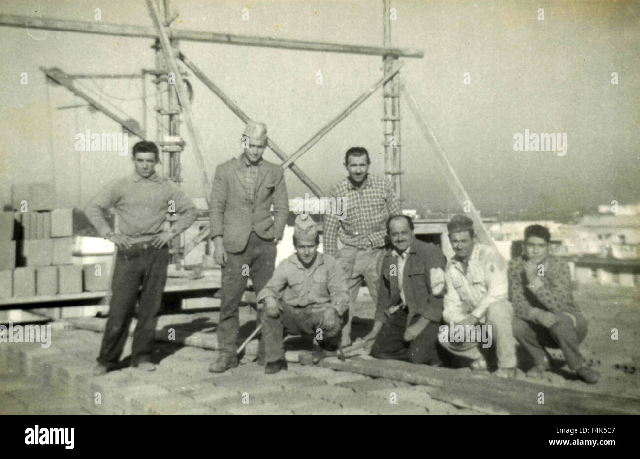 Gruppo di lavoratori in un cantiere, Italia Foto Stock
