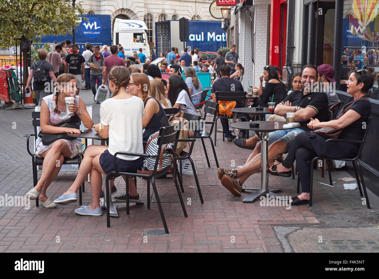 Le persone al di fuori seduta cafe Soho di Londra Inghilterra Regno Unito Regno Unito Foto Stock