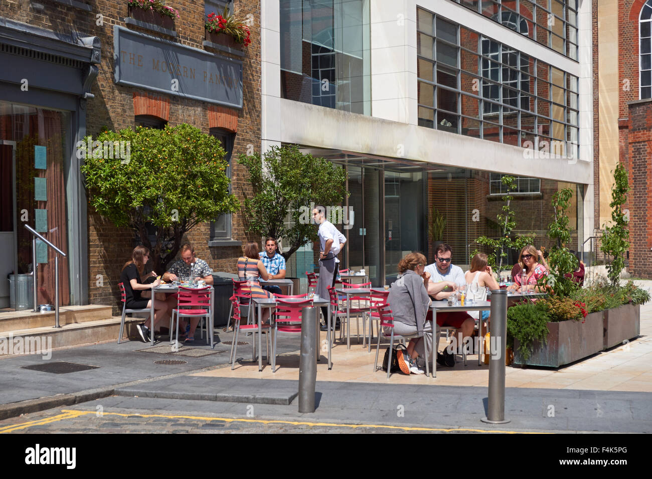 La gente seduta fuori del moderno ristorante Pantry di Clerkenwell, Londra England Regno Unito Regno Unito Foto Stock