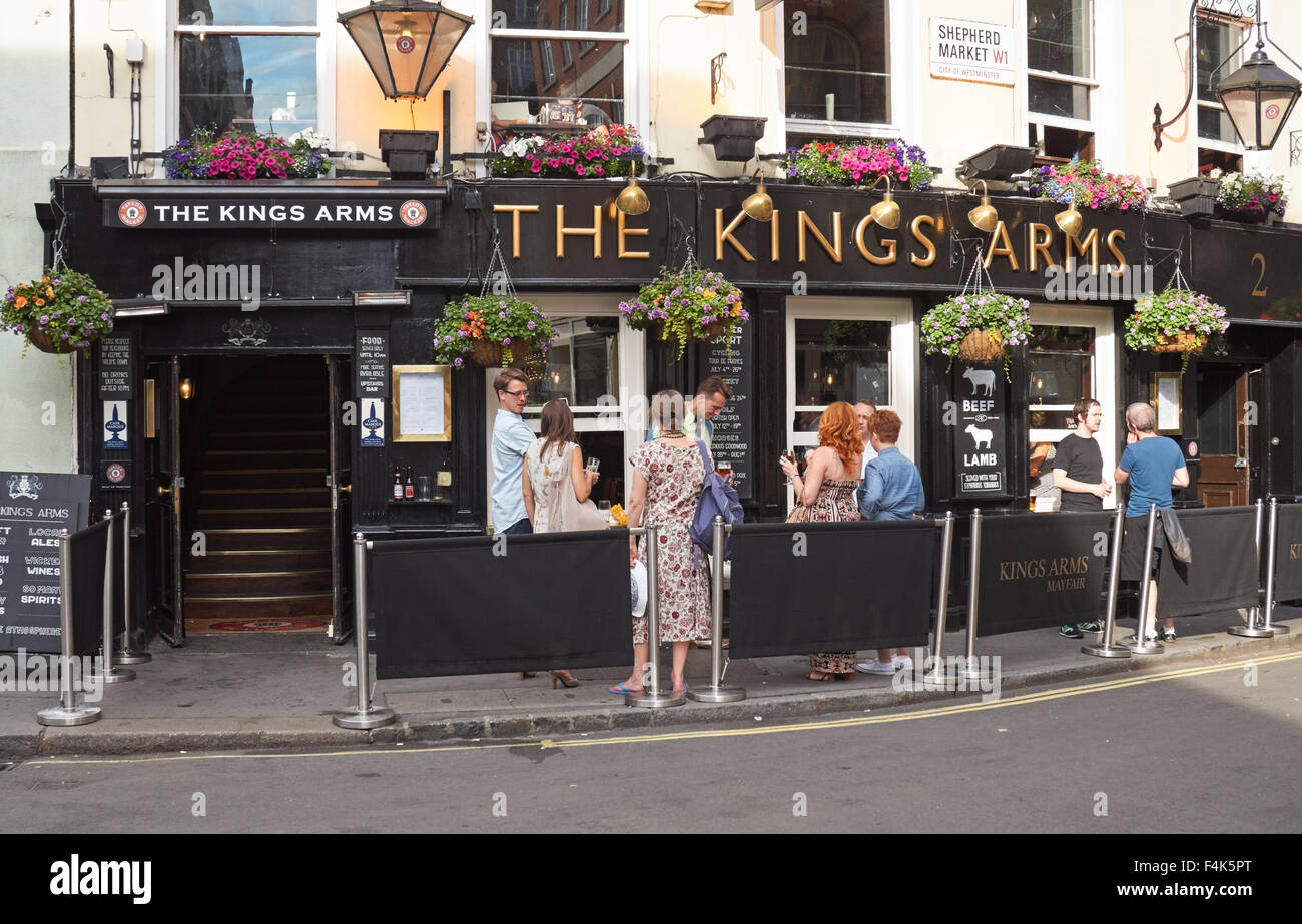 Persone bere fuori il Kings Arms pub a Mayfair, Londra England Regno Unito Regno Unito Foto Stock