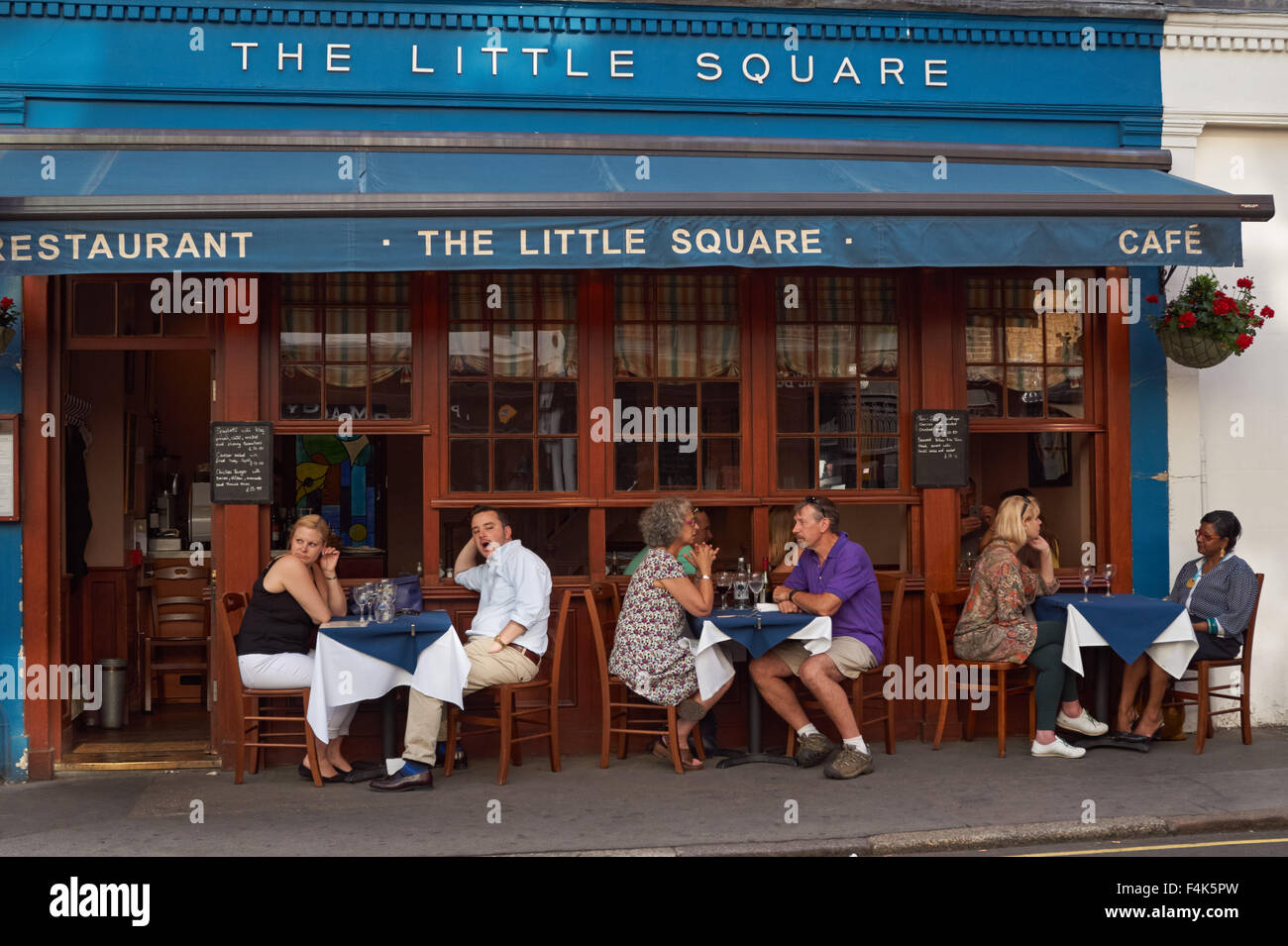 La gente seduta al di fuori del piccolo ristorante Square a Mayfair, Londra England Regno Unito Regno Unito Foto Stock