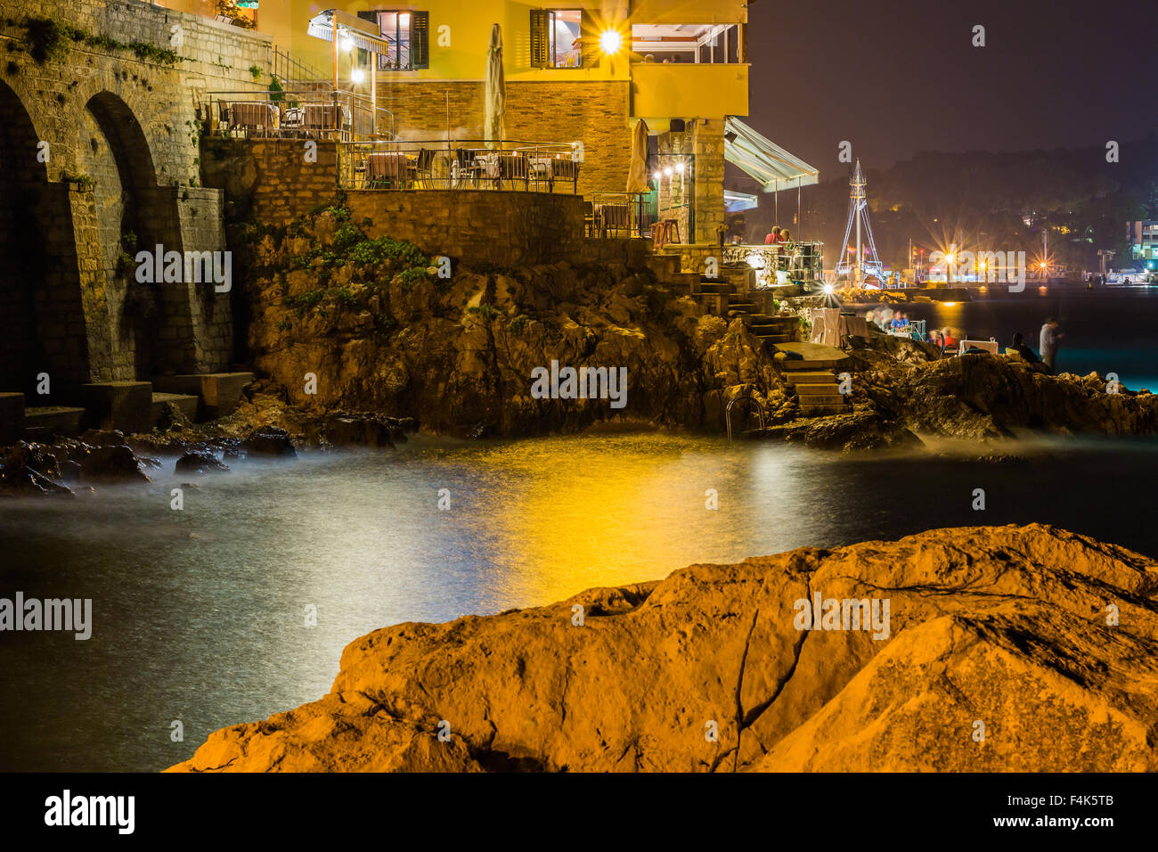 Le onde del mare linea gioco rock di impatto sulla spiaggia di notte Foto Stock