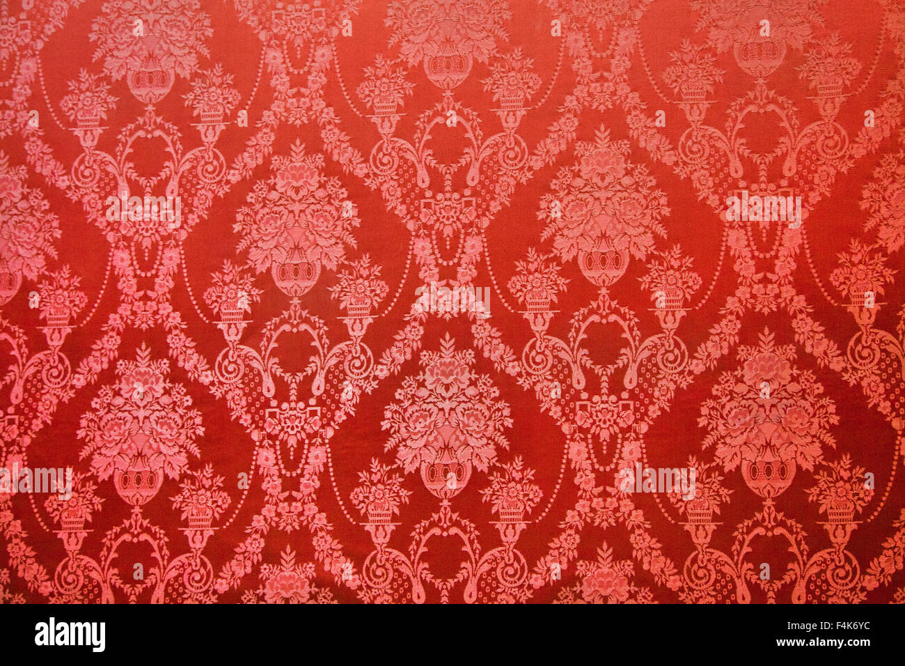 Il vecchio tessuto rosso Rivestimento parete in un palazzo Foto Stock