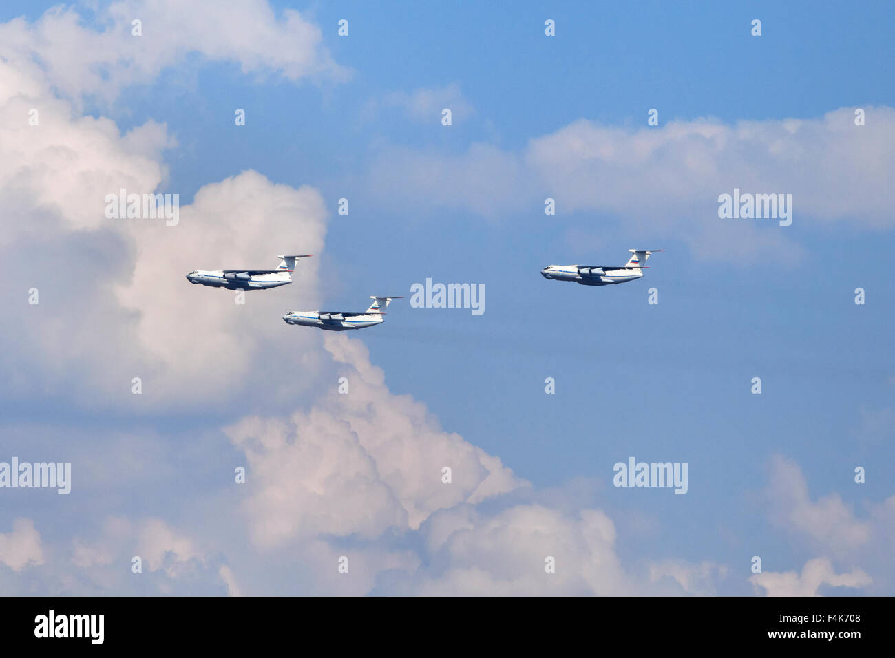 Piani su un air show contro il cielo nuvoloso Foto Stock