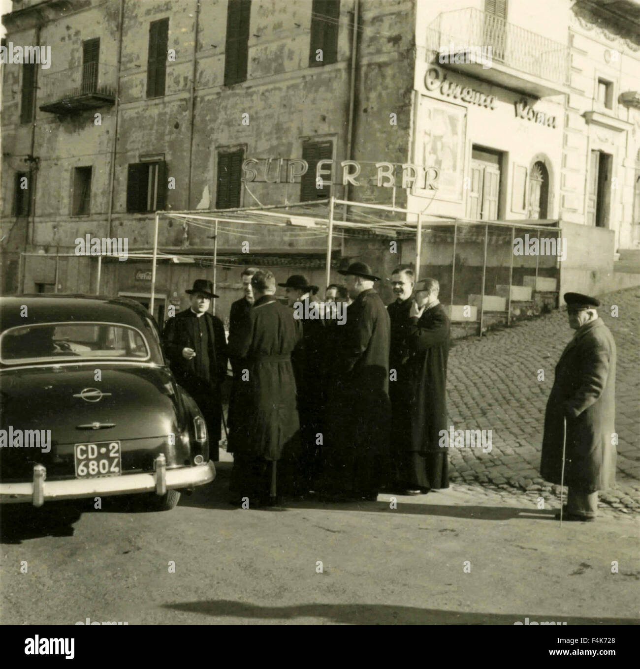 Gruppo di sacerdoti accanto ad un auto del Vaticano, Italia Foto Stock