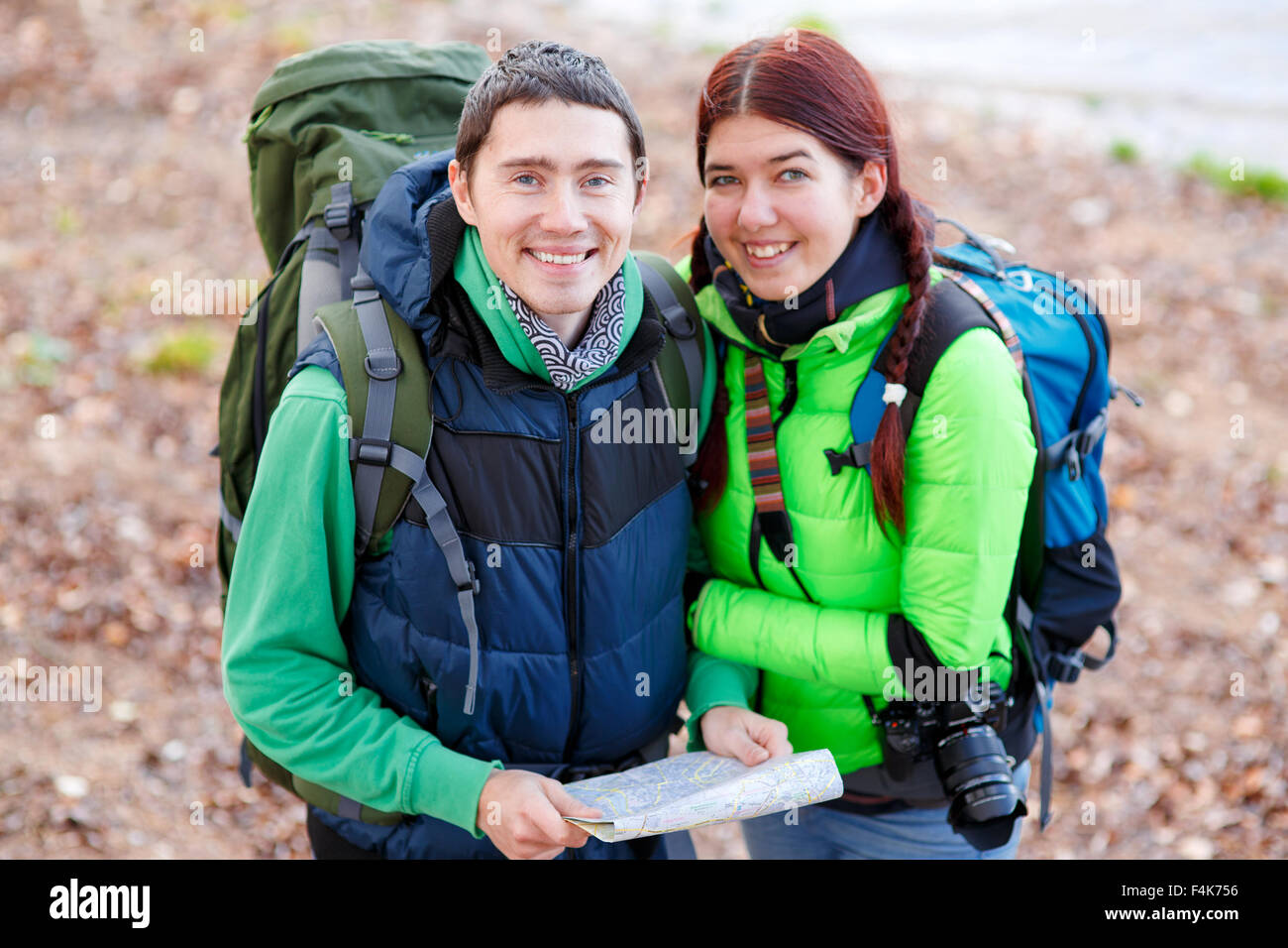 Coppia felice di andare in escursione insieme in una foresta Foto Stock