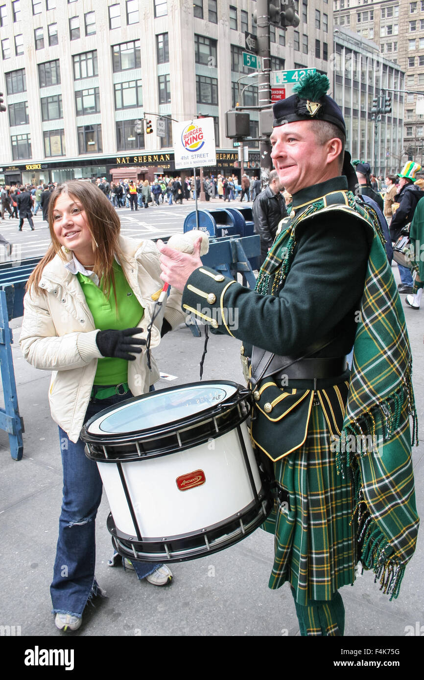 Un uomo nel tradizionale abbigliamento irlandese suonando la batteria su  Saint Patricks Day Parade di New York City, Stati Uniti d'America Foto  stock - Alamy