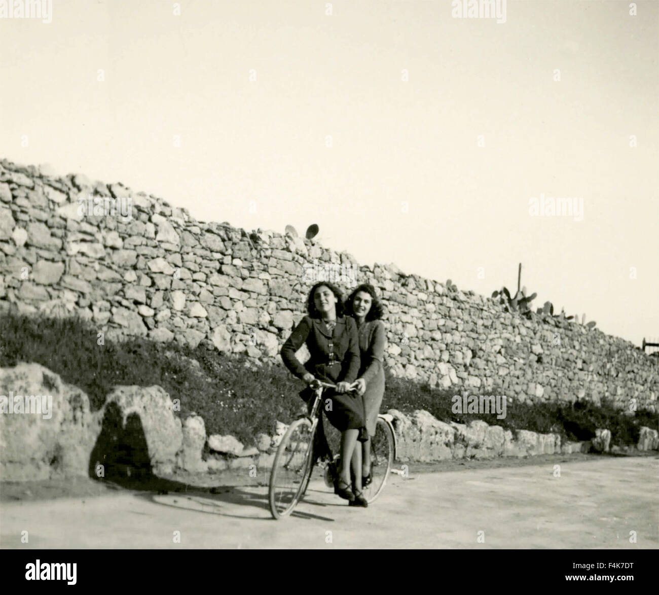 Due ragazze sulla stessa bicicletta, Italia Foto Stock