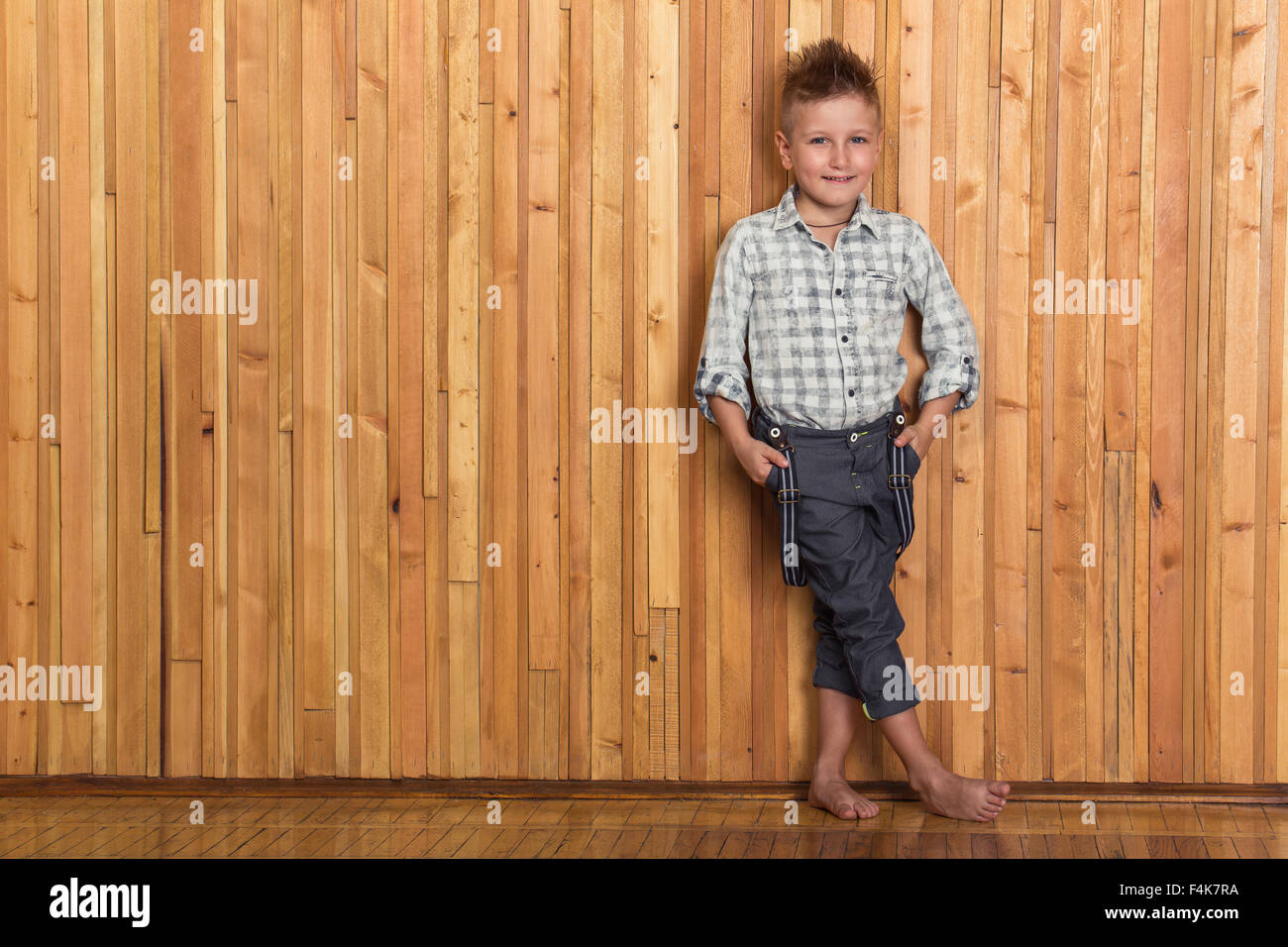 Modello del ragazzo in studio su sfondo di legno Foto Stock