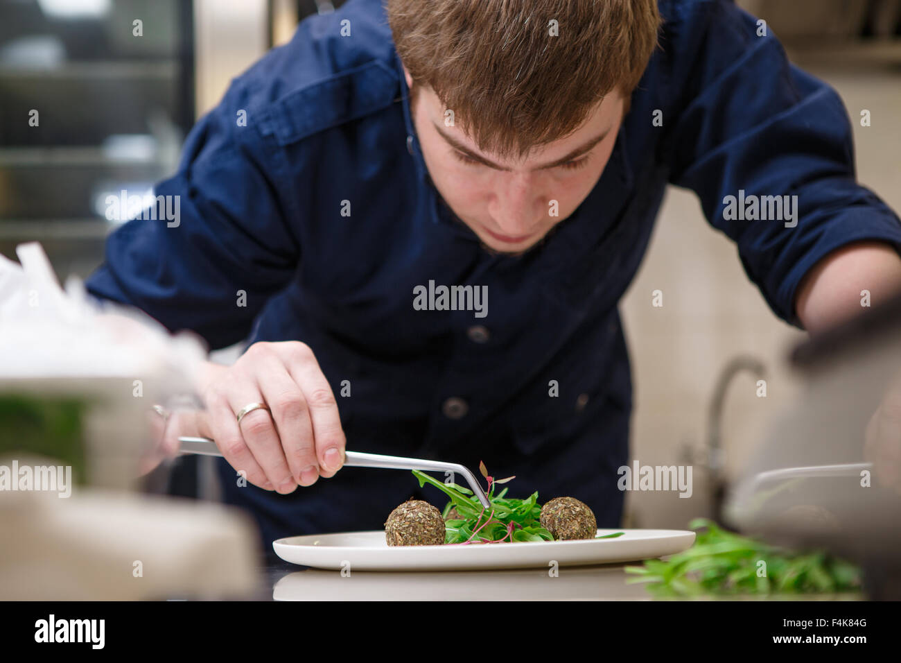 Closeup uomo la farcitura di prodotti alimentari Foto Stock