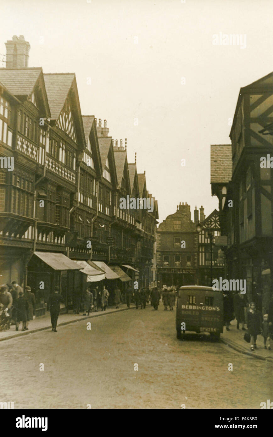 Strada in una città britannica Foto Stock