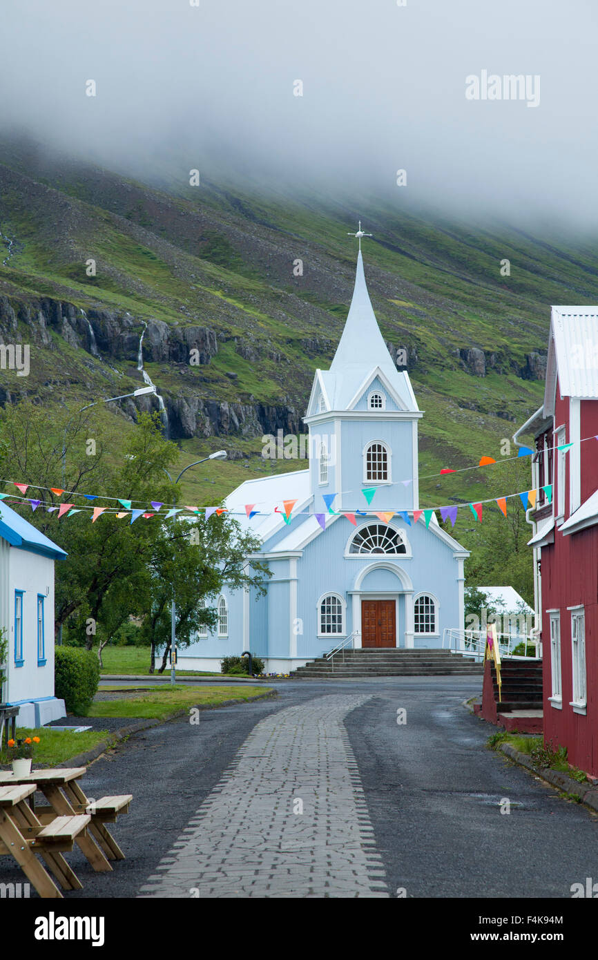 Chiesa tradizionale nel villaggio di Seyðisfjörður Affitto, Austurland, Islanda. Foto Stock