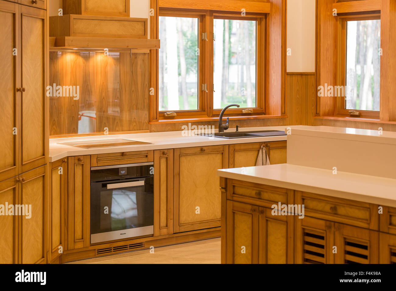 Cucina in legno in eco-friendly house Foto Stock