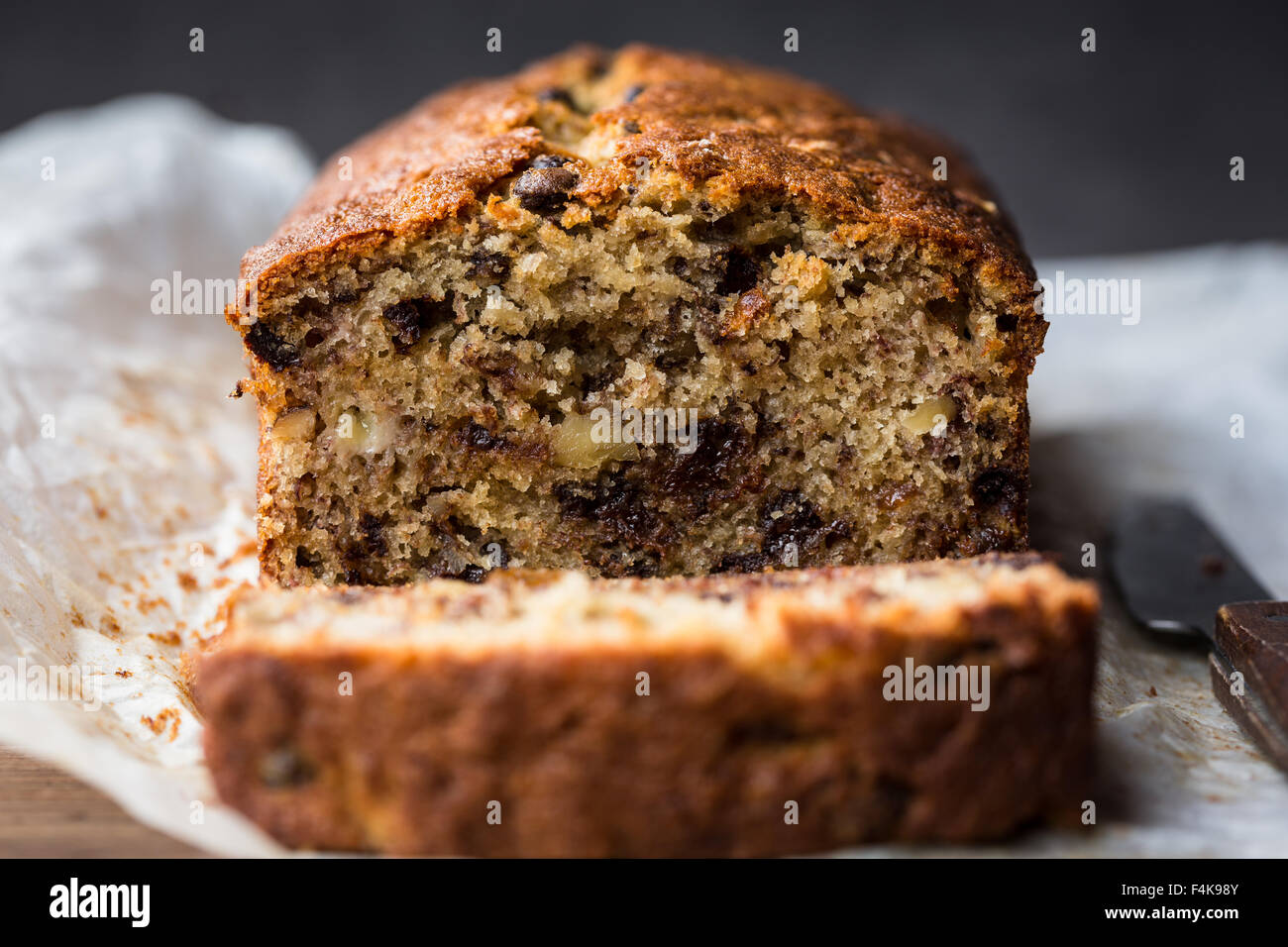 Una nuova forma di pane casalingo di banana noce e scaglie di cioccolato pane Foto Stock