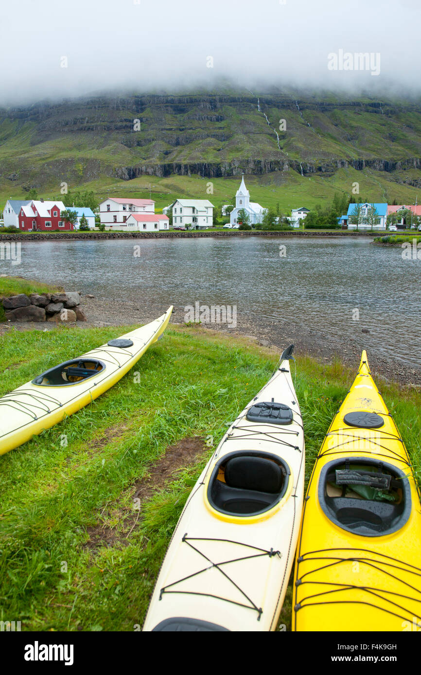 Kayak da mare sulla spiaggia di Seyðisfjörður Affitto, Seyðisfjörður Affitto villaggio, Austurland, Islanda. Foto Stock