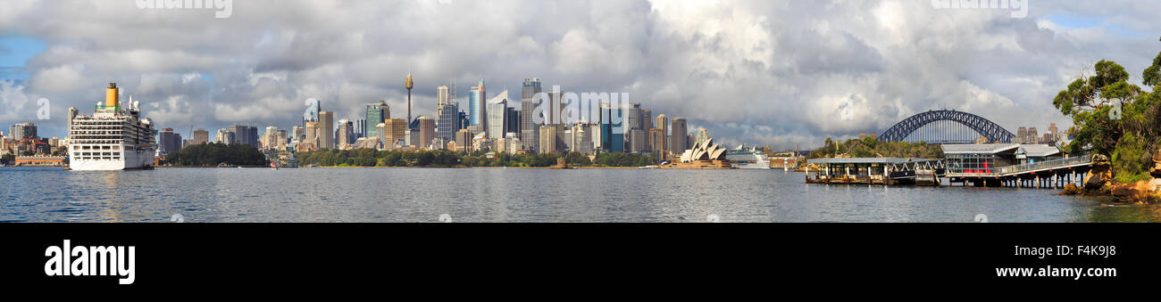 Australia, Sydney cityscape panorama di CBD e Harbour Bridge con i principali punti di riferimento in una giornata di sole in vista panoramica sulla città Foto Stock