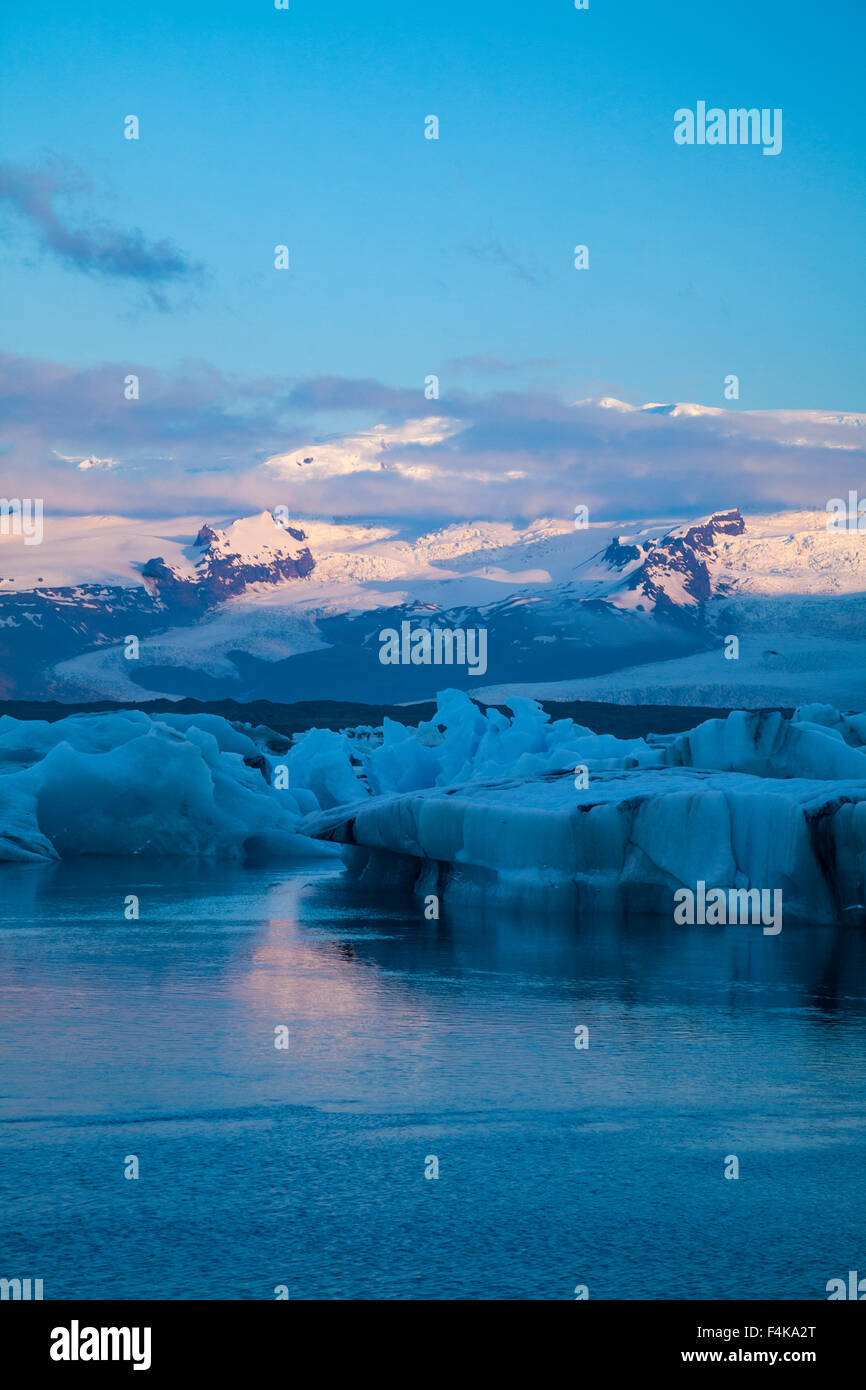 Alba luce su Vatnajokull calotta di ghiaccio e Jokulsarlon laguna glaciale, Vatnajokull National Park, Sudhurland, Islanda. Foto Stock