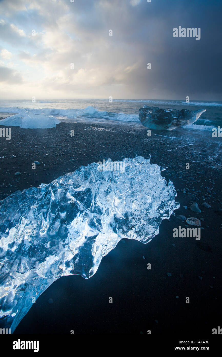 Iceberg sulla spiaggia di sabbia nera al di sotto di Jokulsarlon, Sudhurland, Islanda. Foto Stock