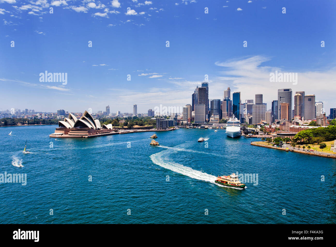 Australian principali attrazioni di Sydney - cityscape di CBD della città vista dal Ponte del porto attraverso le acque del porto su un soleggiato estate Foto Stock