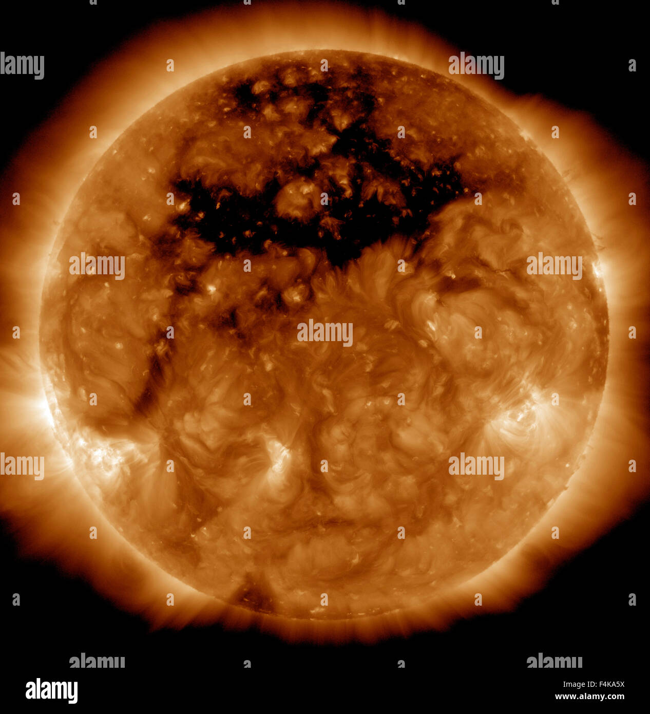 Un buco coronale, l'area scura nella parte superiore del sole dove una regione su sun del campo magnetico è aperto a spazio interplanetario. Materiale coronale è espulso in una ad alta velocità del vento solare flusso. Immagini su Ott. 10, 2015, dalla NASA Solar Dynamics Observatory. Essa ha creato una tempesta giromagnetico vicino la massa risultante in diverse notti di auroras. La NASA/SDO Foto Stock