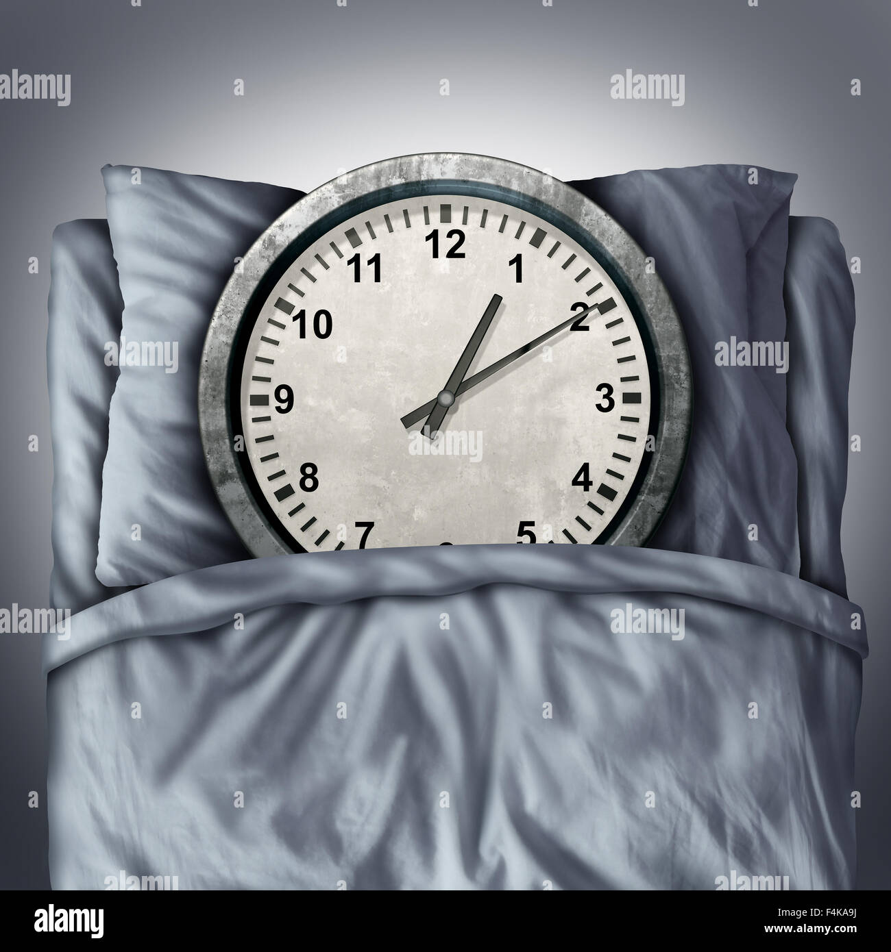 Ottenere abbastanza sonno di un concetto o di problemi del sonno come simbolo di un orologio che giace nel letto su un cuscino come una metafora per il riposo e il relax necessari per un sano di mente e corpo o un programma degli appuntamenti stress. Foto Stock