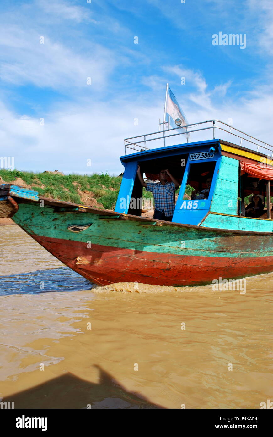 Piccole barche da pesca sul fiume Tonle Sap, Cambogia Foto Stock