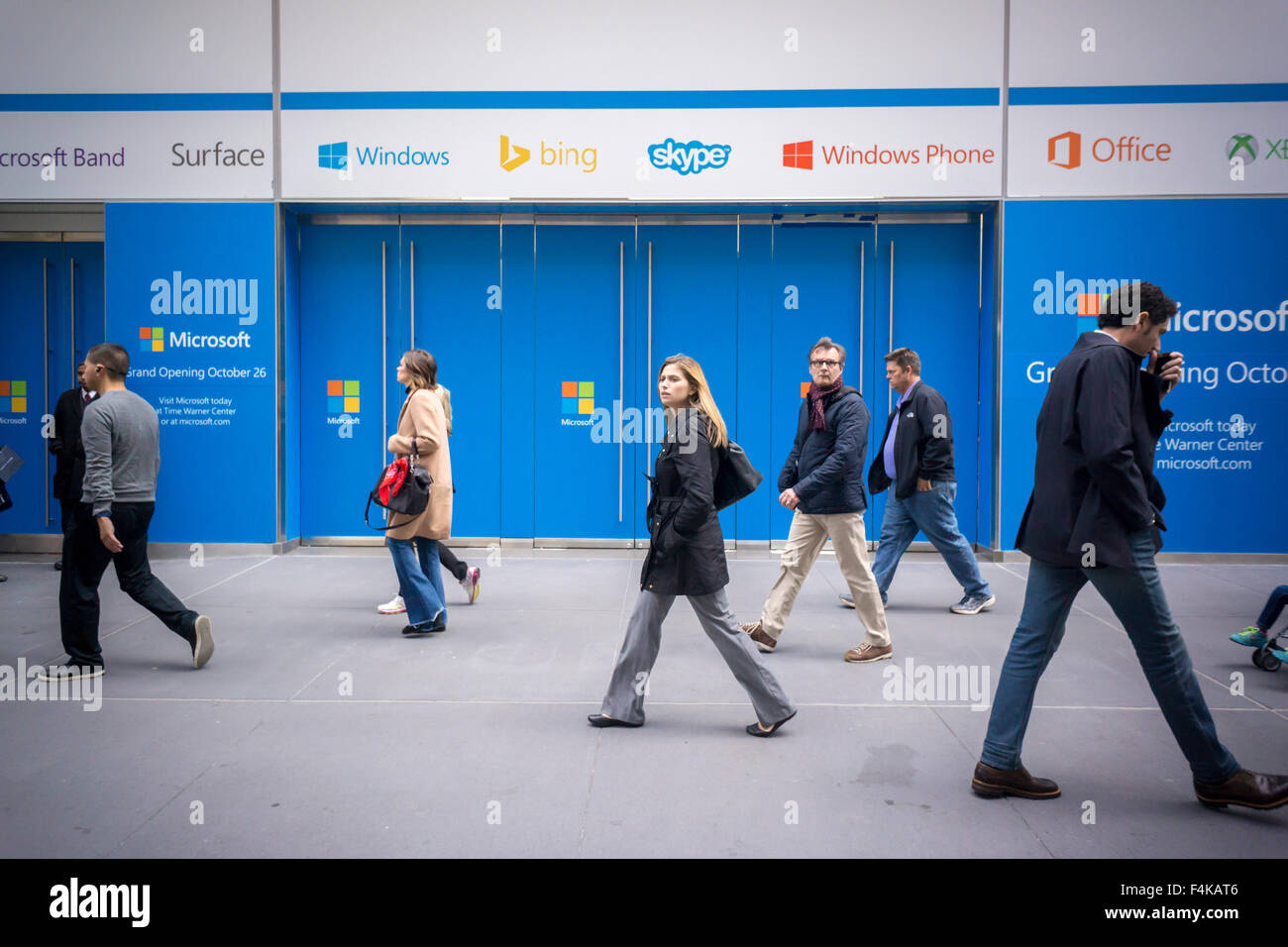 Passante a piedi passato presto per essere aperto flagship Microsoft store sulla Quinta Avenue, visto su Venerdì, Ottobre 16, 2015. Il negozio è in programma di aprire il 26 ottobre.(© Richard B. Levine) Foto Stock
