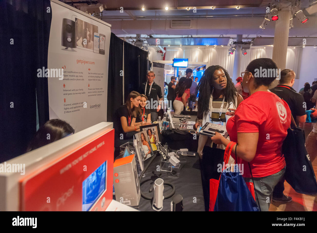 Un rappresentante di Piper spiega la loro casa sistema di sicurezza alla Techweek expo in New York Evento sul Giovedi, 15 ottobre 2015. Migliaia di visionari e imprenditori hanno partecipato alla rete con stabilito e start-up le aziende di tecnologia. (© Richard B. Levine) Foto Stock