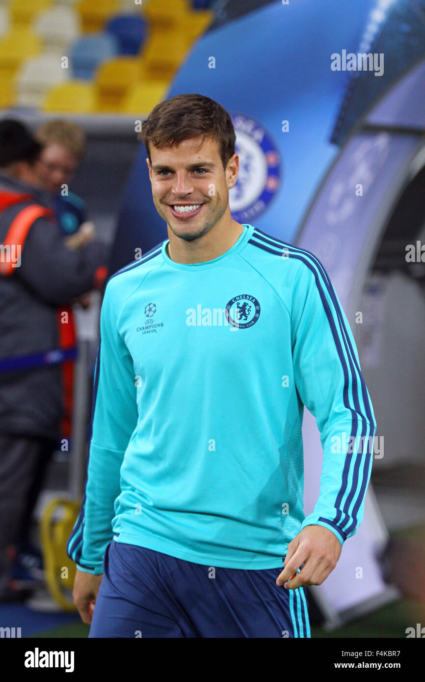 Kiev, Ucraina - 19 ottobre 2015: Cesar Azpilicueta del FC Chelsea passeggiate su durante la sessione di formazione alla NSC Olimpiyskyi stadium prima di UEFA Champions League contro l'FC Dynamo Kyiv Foto Stock