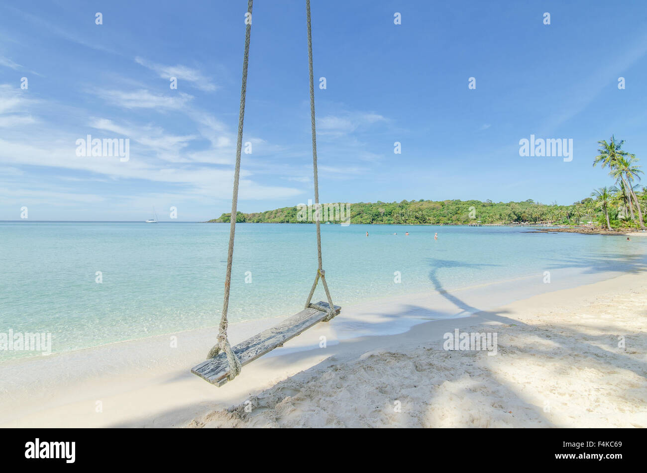 Estate, Viaggi, vacanze e concetto di vacanza - Swing appendere da noce di cocco Palm Tree sulla spiaggia mare in Phuket ,Thailandia. Foto Stock
