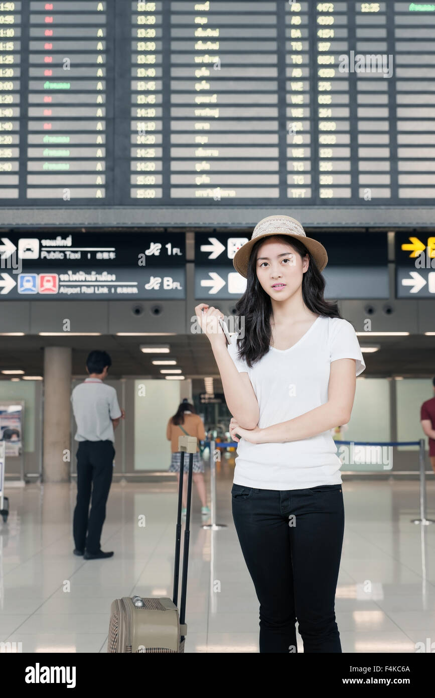 Bella asiatica femmina giovane passeggero in aeroporto.(dai toni di colore immagine) Foto Stock