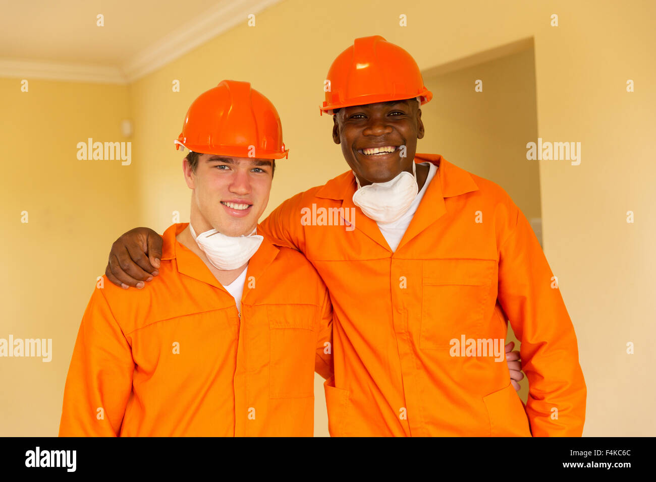 Artigiani e multirazziale in piedi in una casa durante i lavori di ristrutturazione Foto Stock