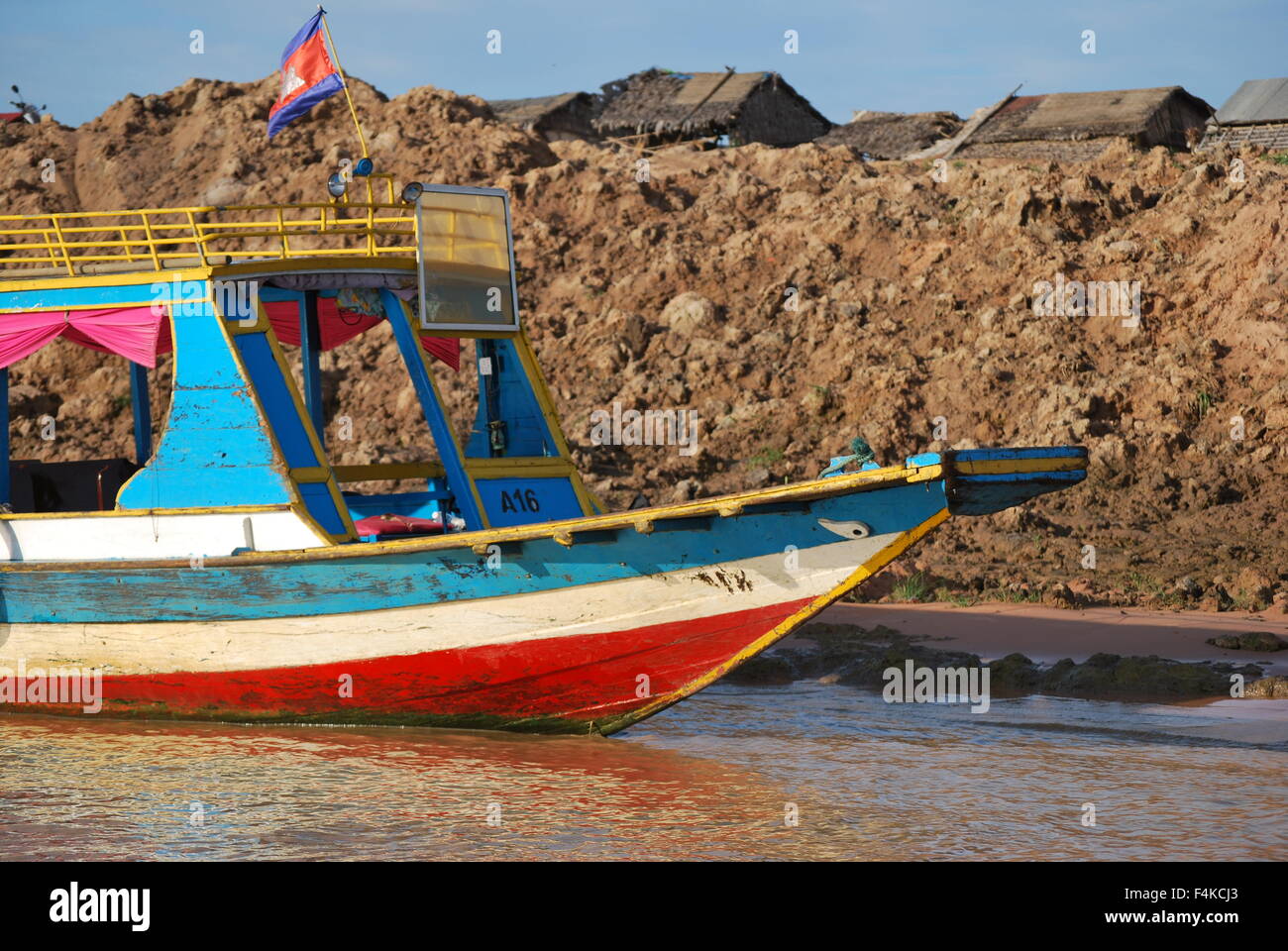 Piccole barche da pesca sul fiume Tonle Sap, Cambogia Foto Stock