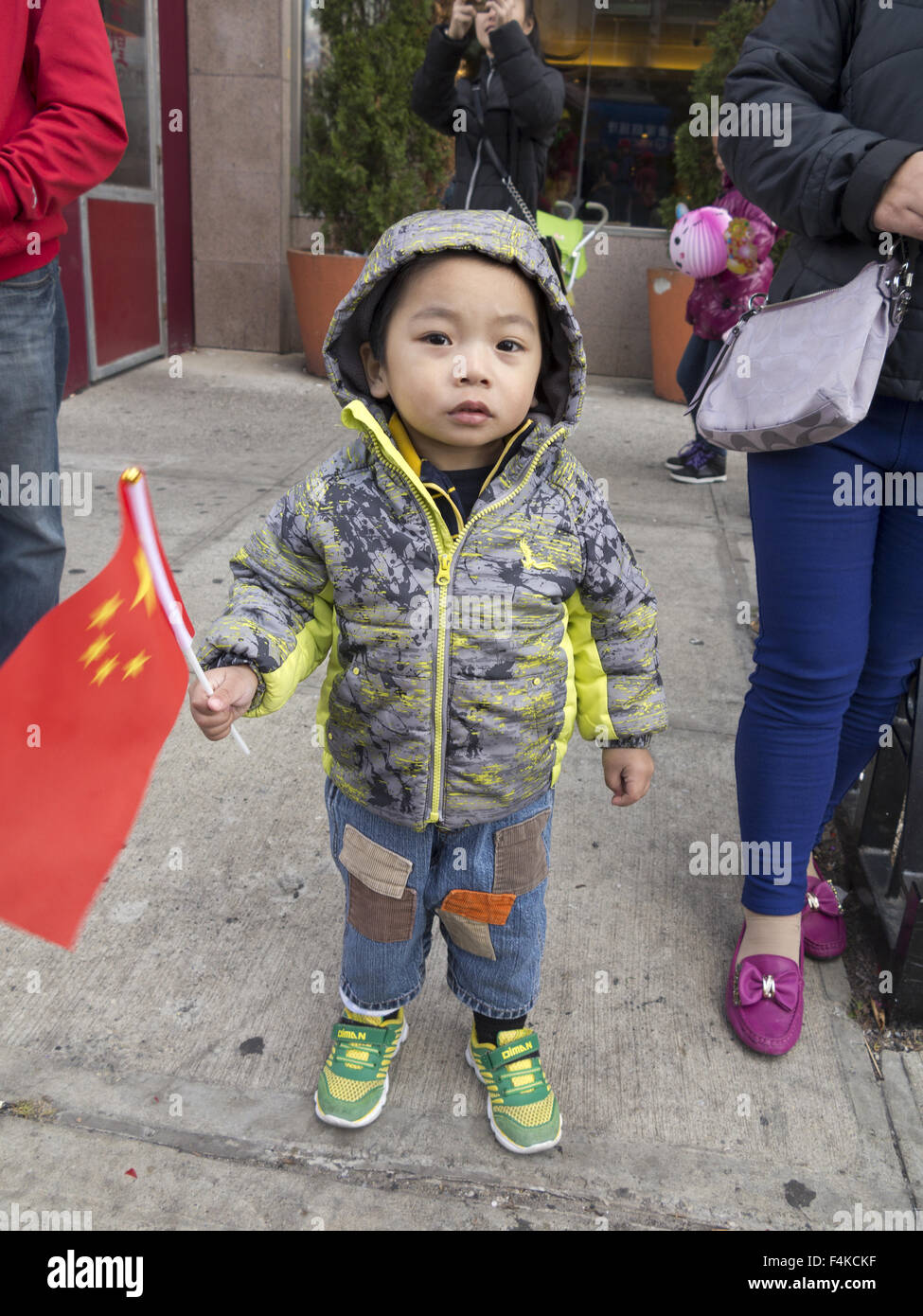 Il Toddler sventola bandiera cinese in Cina Day Festival e Lanterna Parade di Chinatown in Sunset Park a Brooklyn, NY, Ott18, 2015. Foto Stock