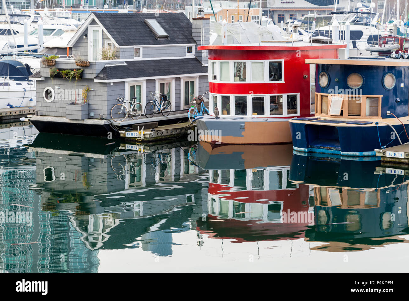 Houseboats riflettendo in acque tranquille, carbone del porto di Vancouver, British Columbia, Canada. vivere la vita in acqua Foto Stock