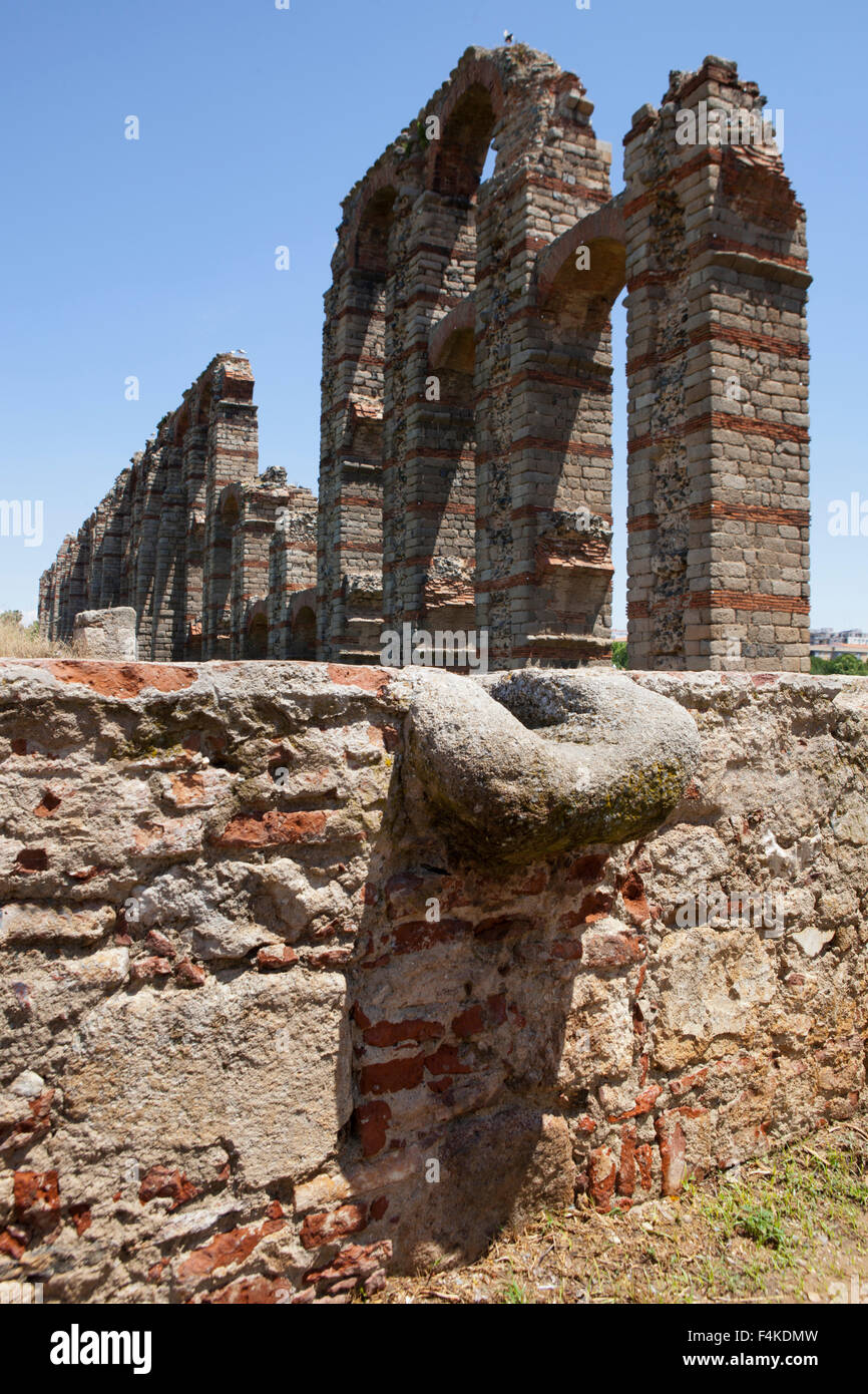 Fontana accanto all'acquedotto di Los Milagros, Merida, Spagna Foto Stock