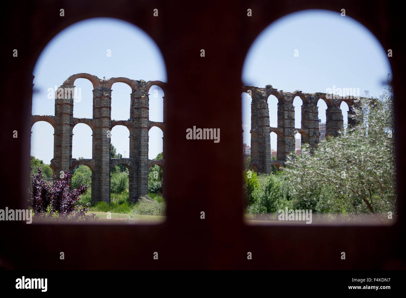 Vista di acquedotto romano Los Milagros dalla lapide con archi forma . Estremadura, Spagna Foto Stock