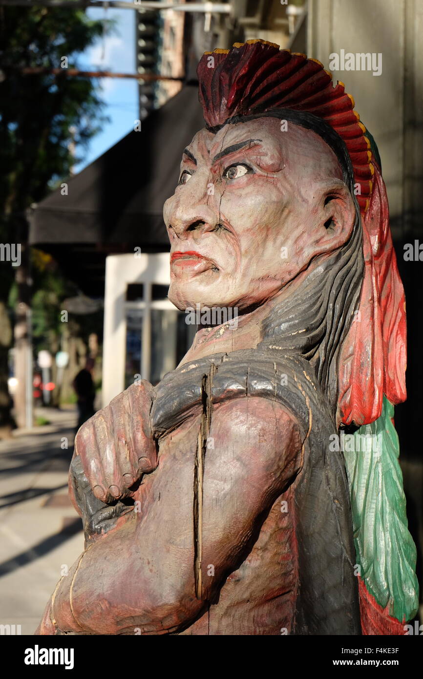 Native American statua al di fuori di un negozio di fumo in rhinebeck, ny foto di jen lombardo Foto Stock Native American statua al di fuori di un negozio di fumo in rhinebeck, ny foto di jen lombardo Foto Stock