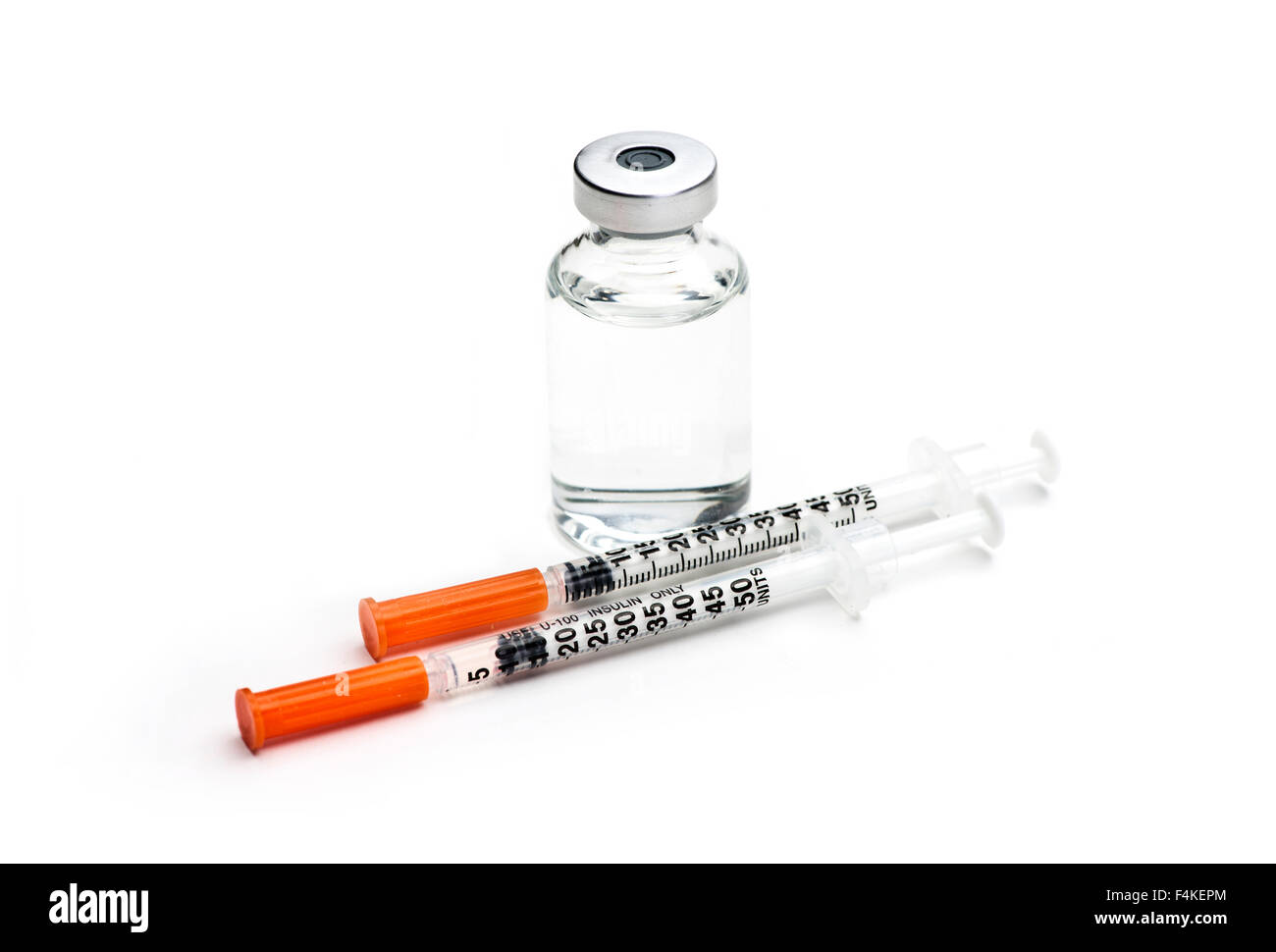 Siringhe da insulina e insulina bottiglia su sfondo bianco. Foto Stock