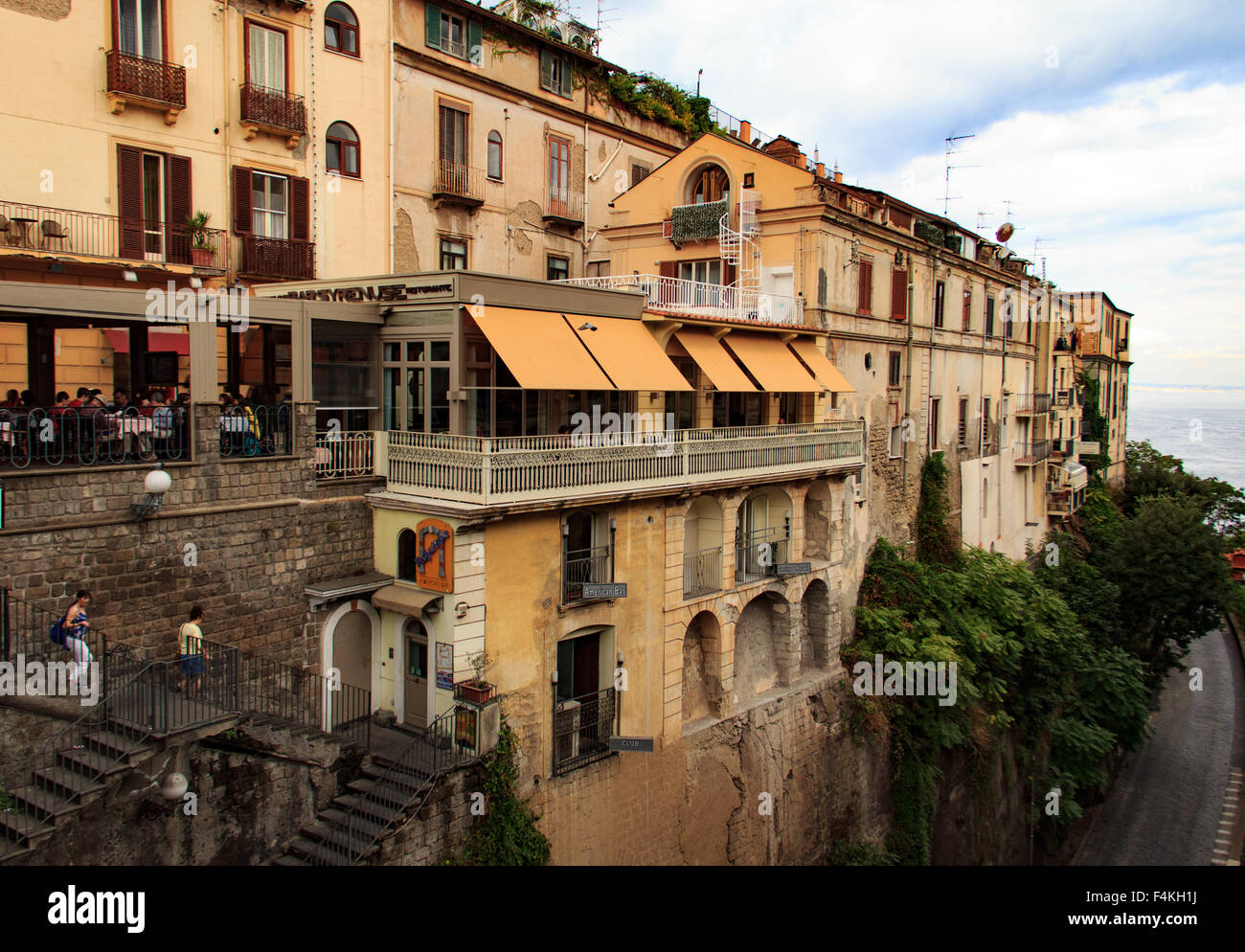 Sorrento, Italia con i suoi edifici appollaiato in cima alla scogliera che domina il mare sottostante. Foto Stock