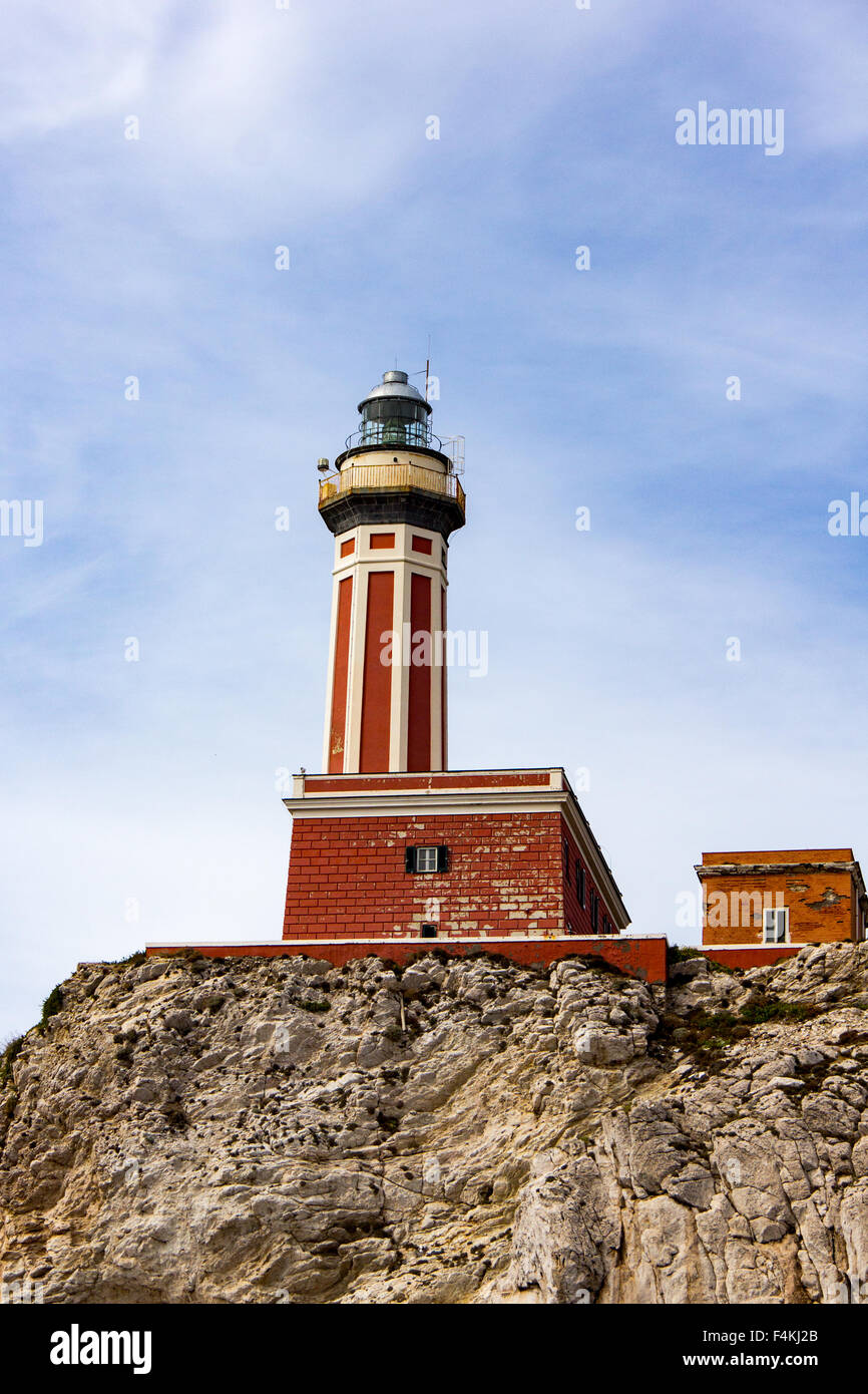 Faro su una cresta rocciosa che si affaccia sul mare al largo di Capri Foto Stock