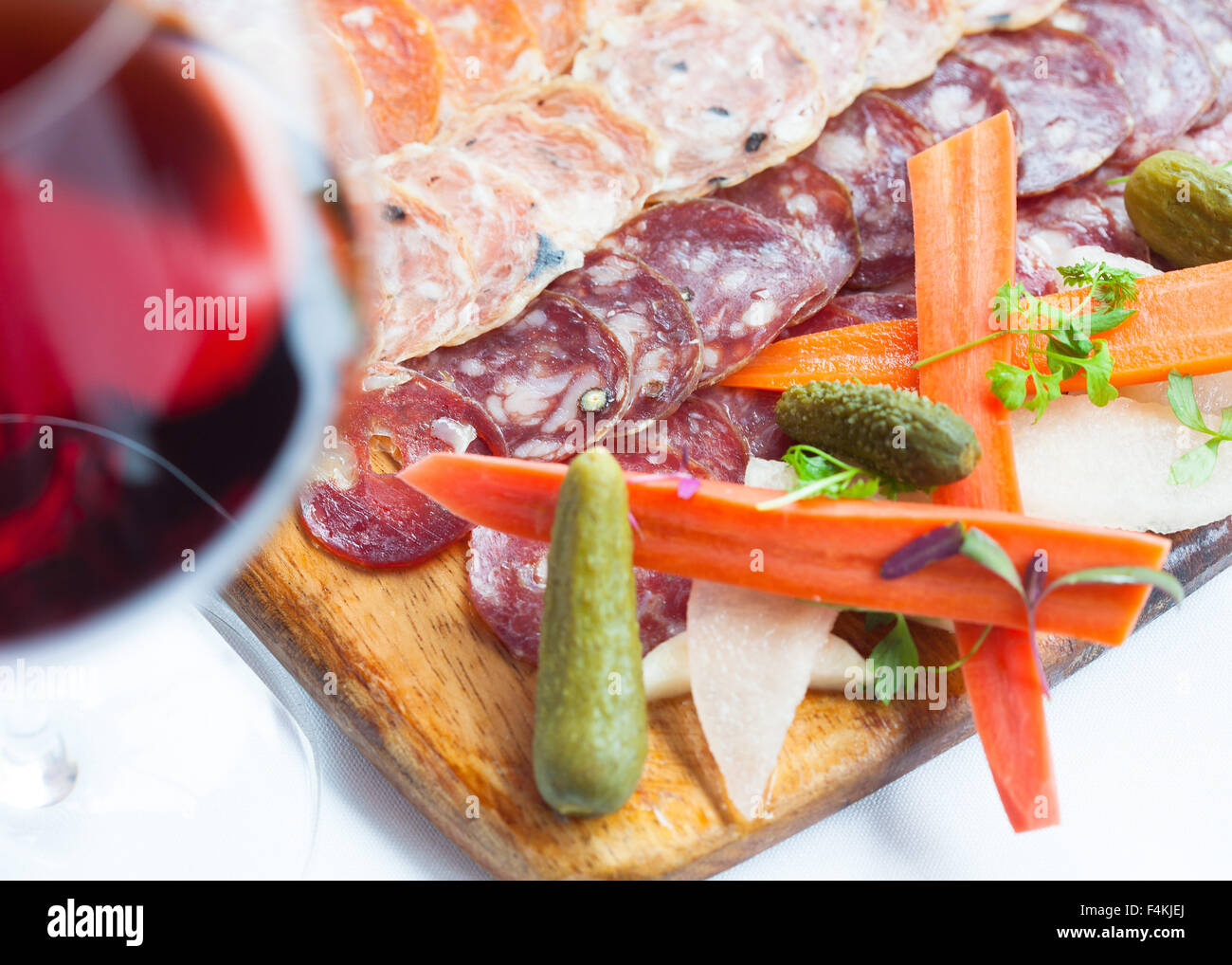 Close up di vino rosso e charcuterie board Foto Stock