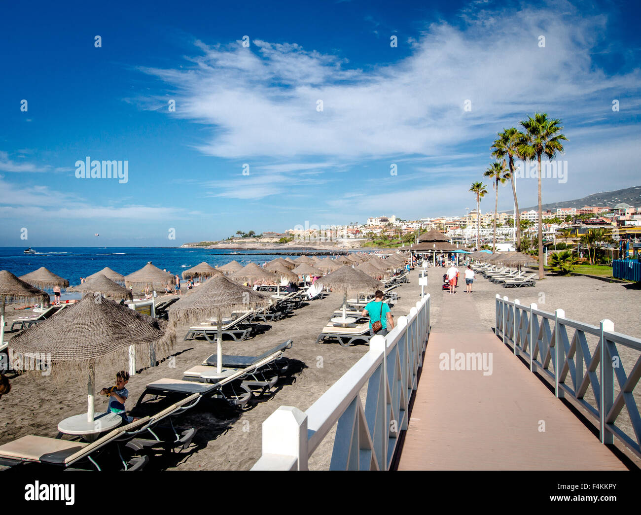 La gente camminare lungo la passeggiata sul lungomare Foto Stock