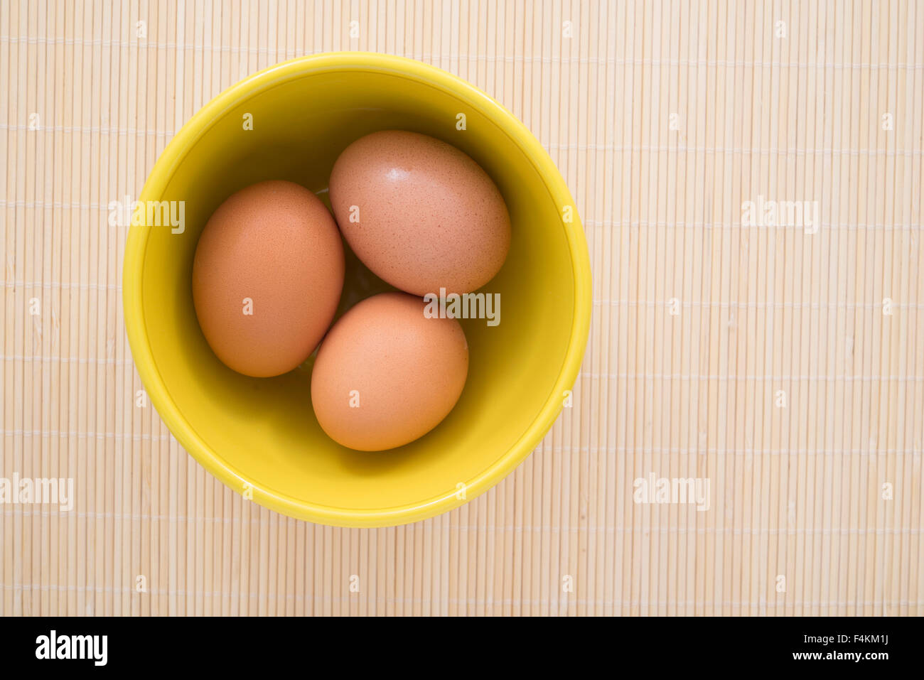 Vista superiore di tre uova nel recipiente Foto Stock