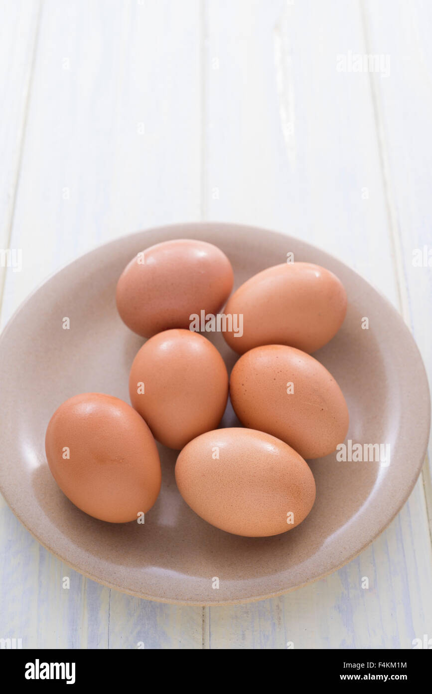 Vista dall'alto di una mezza dozzina di uova in una piastra Foto Stock