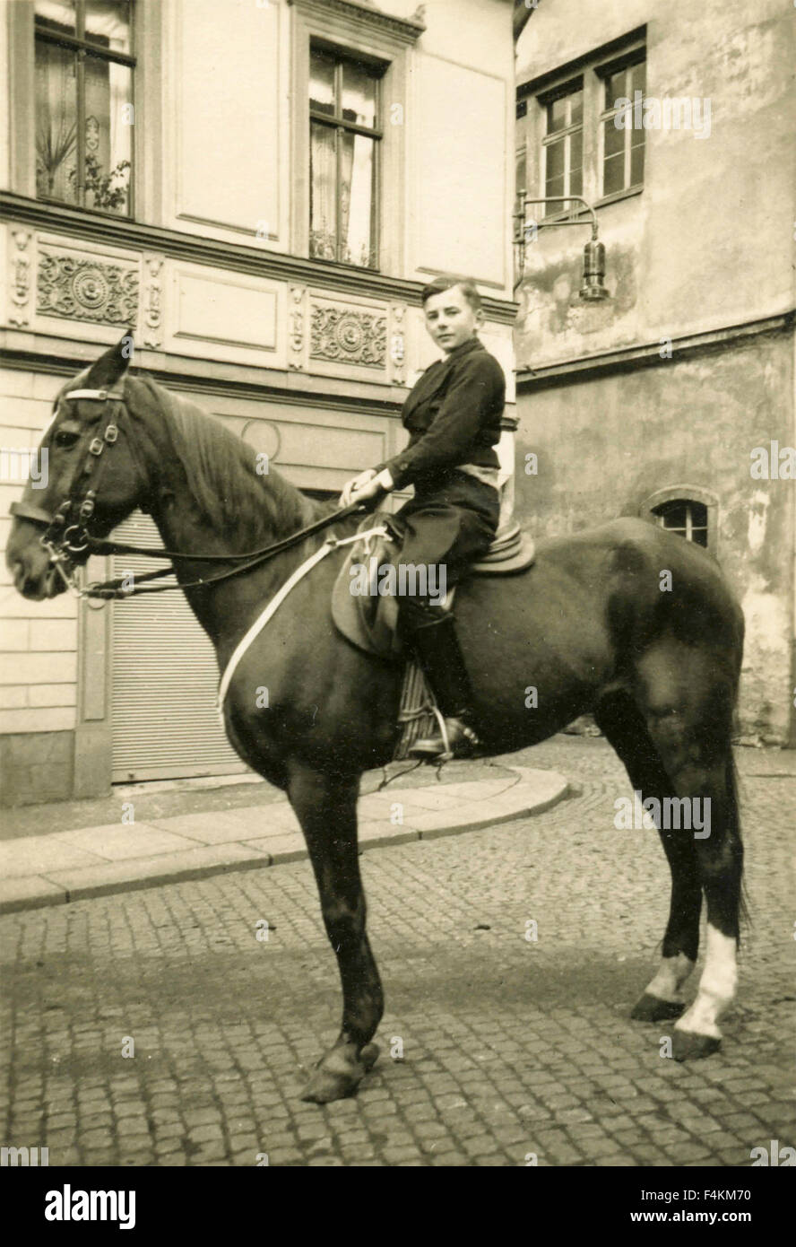 Ragazzo a cavallo, Italia Foto Stock