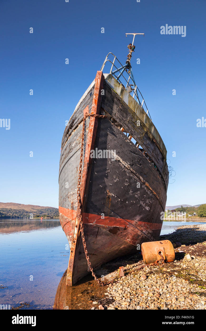 Vecchia barca da pesca lavato fino sulle rive di Loch Linne, Fort William, Highland, Scotland, Regno Unito Foto Stock